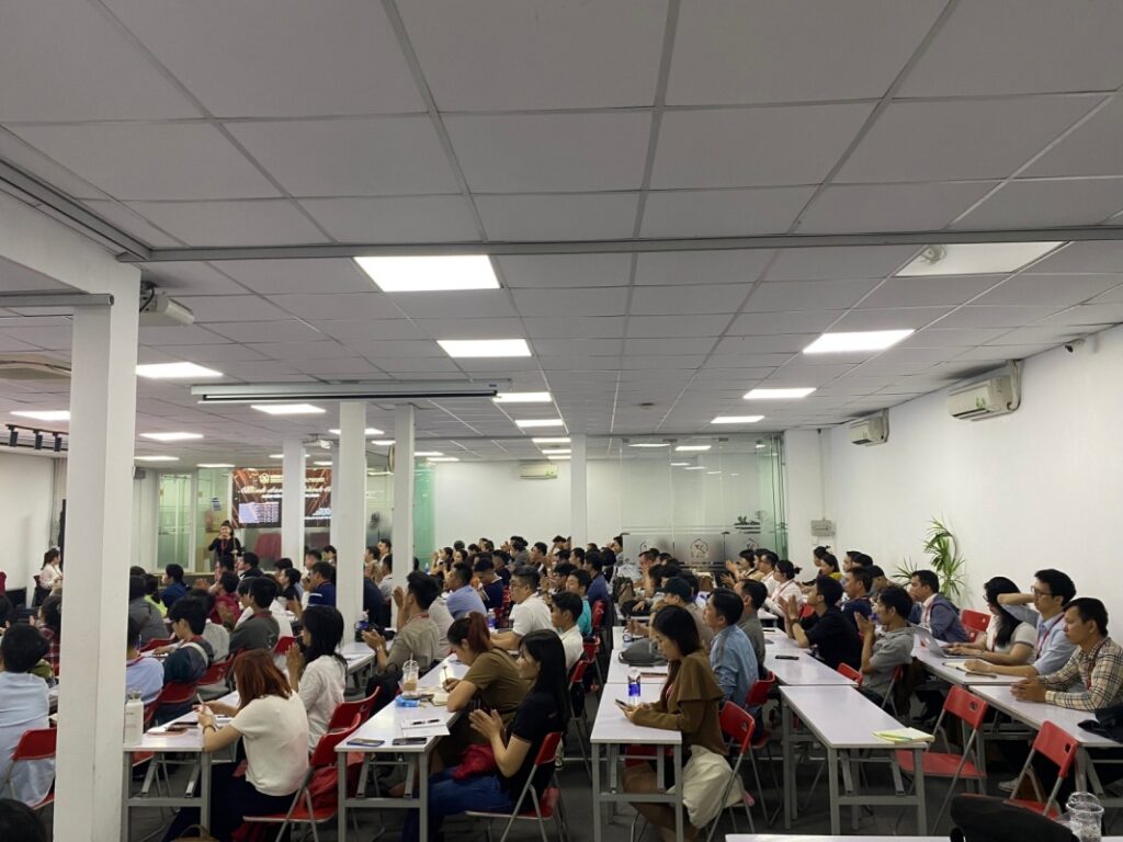 CoHoiBDS đào tạo các bạn mới vào nghề CoHoiBDS đào tạo các bạn mới vào nghề