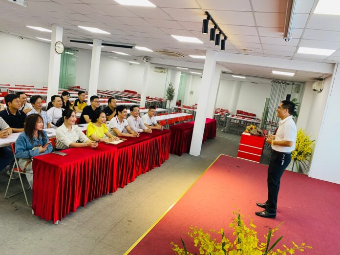 làm tự do hay vào nhóm