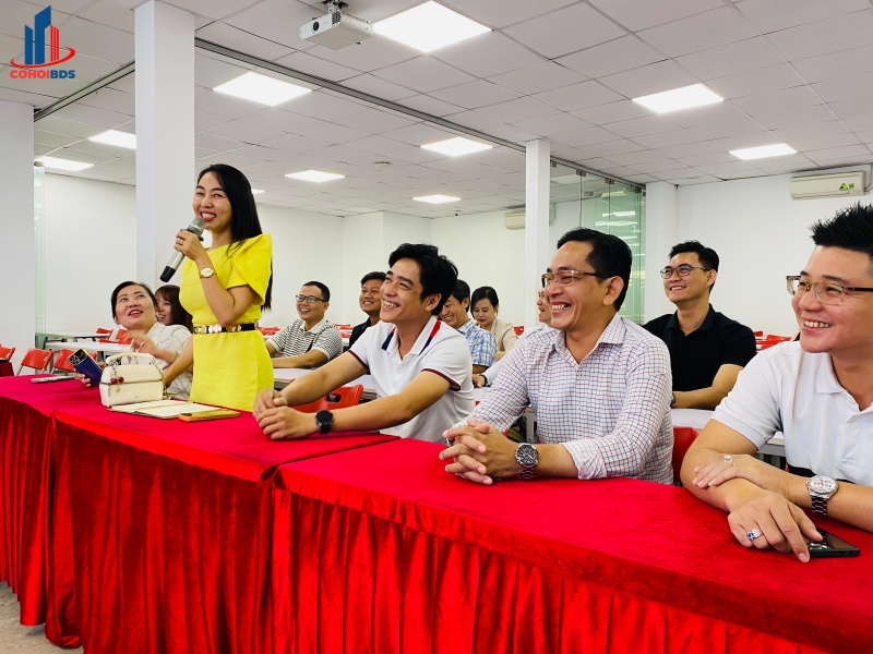 trao đổi nhóm tại công ty