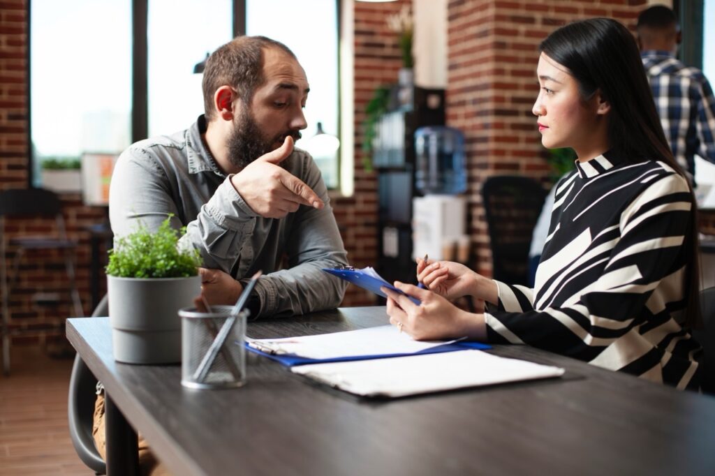 tư vấn khách hàng mua bđs