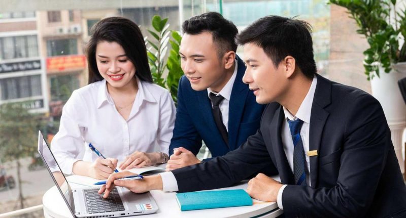 Sale bất động sản là người tư vấn và kết nối giao dịch mua bán, cho thuê nhà đất.