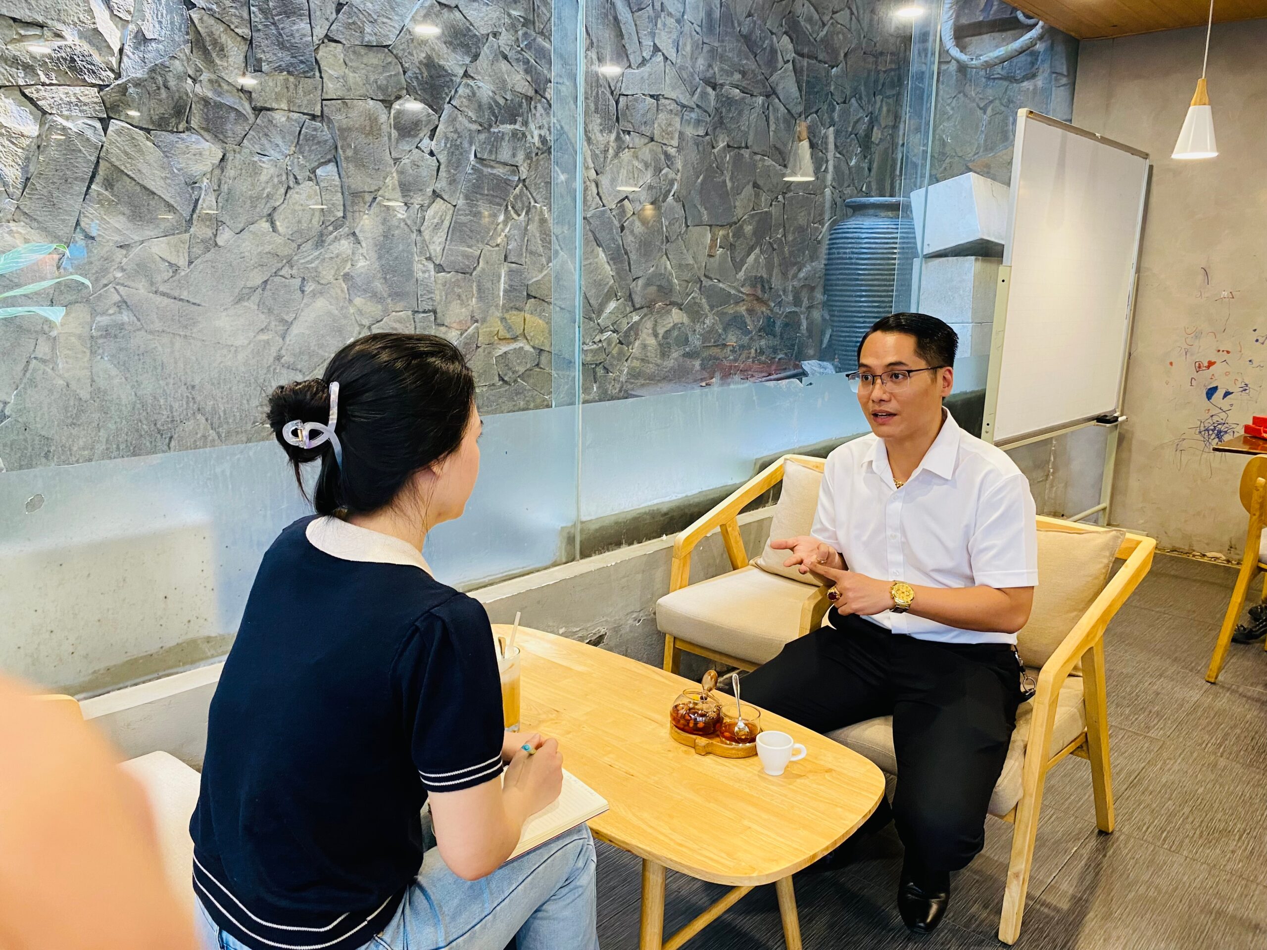 Nhân viên kinh doanh bất động sản nhà phố tìm khách và tư vấn mua nhà.