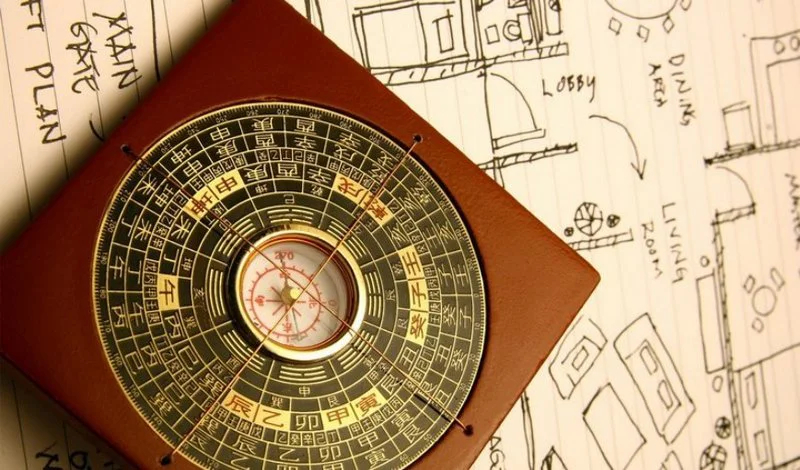 Dùng la bàn giúp xác định hướng nhà chính xác.